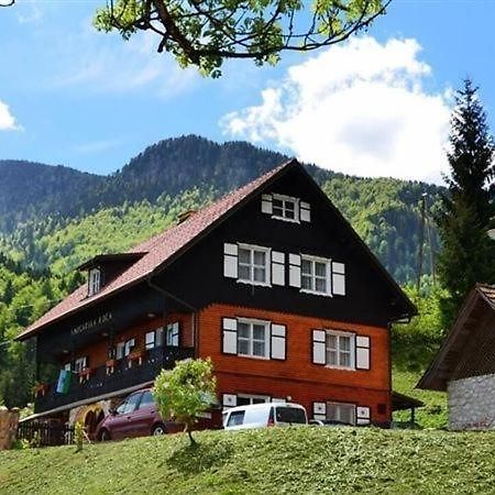 Smucarska Koca Acomodação com café da manhã Kotlje Exterior foto