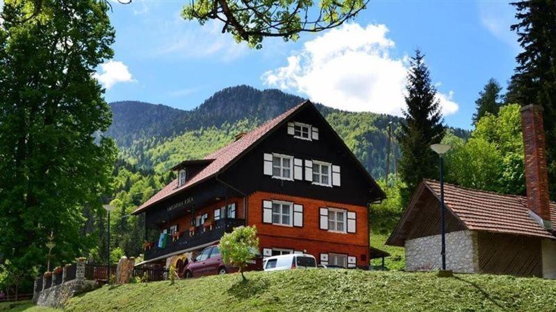 Smucarska Koca Acomodação com café da manhã Kotlje Exterior foto