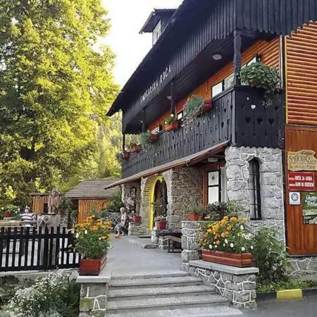 Smucarska Koca Acomodação com café da manhã Kotlje Exterior foto