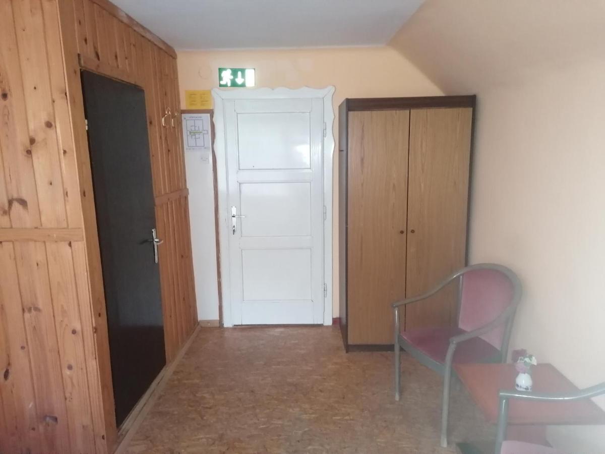 Smucarska Koca Acomodação com café da manhã Kotlje Exterior foto